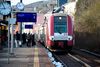 Folk står i kø for at gå ombord på toget på Dudelange-banegården i Luxembourg. Foto: Jean-Christophe Verhaegen / AFP
