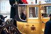 Når nytårskuren er afsluttet omkring klokken 13.30, kører dronning Margrethe tilbage til Amalienborg i guldkareten, som også kaldes "Kong Christian VIII's karet". Den er belagt med 24 karat bladguld. Foto: Ida Guldbæk Arentsen/Ritzau Scanpix
