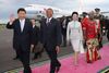Kinas præsident Xi Jinping (tv.) bydes velkommen til Tanzania af landets præsident Jakaya Mrisho Kikwete. I baggrunden den kinesiske præsidents hustru, Peng Liyuan (th.) og Salma Kikwete, gift med Tanzanias præsident. Og allerbagest det kinesiske præsidentfly, som ifølge ngo'en EIA havde ulovligt udsmuglede elfenben om bord, da det forlod landet.