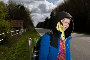 De trafikale udfordringer ved at bo på landet bliver større. I Lemvig får en 11-årig elev fem gange så langt til skolebussen og skal møde kl. 7.30. Andre udkantsområder ser samme udvikling.