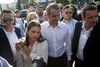 Den konservative leder Kyriakos Mitsotakis ankommer sammen med sin datter til partiets hovedkvarter i Athen. Foto: Costas Baltas/Reuters