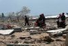 Mennesker gennemgår ruinerne i søgen efter spor af familie, venner eller ejendele efter tsunamien, der ramte byen Palu på den indonesiske ø Sulawesi. Foto: Tatan Syuflana/AP