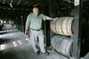 Wild Turkey bourbon fra Kentucky er en af de destillatører, der kan blive ramt af EU og Canadas modsvar på USA's straftold på importeret stål og aluminium. Her er det chef destillatør Jimmy Russell på et billede fra 2009. Foto: AP/Ed Reinke