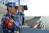 En kinesisk søofficer på vagt på hangarskibet ”Liaoning” under en manøvre i Det Østkinesiske Hav. Kina og ASEAN har aftalt en historisk fælles flådeøvelse i oktober. Arkivfoto: AP