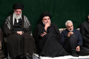 Den dræbte generalmajor Qassem Solaimani (t.h.) ses her med Irans øverste leder Ayatollah Ali Khamenei (t.v.) og den magtfulde irakiske shiitiske leder Muqtada al-Sadr. Foto: AP 