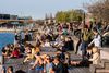 Københavns Politi udstedte lørdag aften et midlertidigt opholdsforbud på Islands Brygge efter at området i flere dage havde tiltrukket mange mennesker i forårssolen. Foto: Martin Sylvest/Ritzau Scanpix