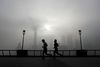 Motionsløbere trodser smoggen i Shanghai. Foto: Andy Wong/AP