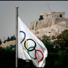 De første moderne olympiske lege fandt sted i Athen i 1896. Efter 108 år i udlandet vendte De Olympiske Lege tilbage til Grækenland i 2004. Her ses det  olympisk flag med Akropolis som kulisse. 