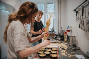 Sonia Pedersen er selvlært konditor og har fået succes med sine dekorative portionskager på Instagram. Nu åbner hun café i Havnegade.