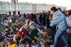 Sørgende russere lagde blomster og bamser på Dvortsovaya-pladsen i Skt. Petersborg efter nyheden om flyulykken i Egypten. Foto: Dmitry Lovetsky/AP