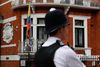Siden 2012 har britisk politi bevogtet Ecuadors ambassade i London for at hindre Julian Assange i at stikke af. Foto: Sang Tan/AP