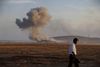 Ifølge Syriens Observatorium for Menneskerettigheder blev syv civile dræbt, da et luftangreb ramte et gasanlæg fredag i nærheden af byen al-Khasham, der ligger i provinsen Deir al-Zor i det østlige Syrien.