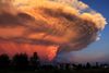 Vulkanen Calbuco i Chile gik i udbrud tidligere i år. Det er billeder fra dette udbrud, som BBC har sat sammen med billeder af lyn fra et udbrud i 2011 i en anden vulkan.