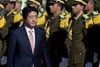 Den japanske premierminister, Shinzo Abe, modtog kravet om løsesum under et officielt besøg i Mellemøsten. På billedet inspicerer han en palæstinensisk æresgarde i Ramallah. Foto: Nasser Nasser/AP