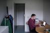 »Jeg har inddelt mine udgifter i kategorier, så jeg kan se, hvor pengene forsvinder hen,« forklarer James Tomlinson, der læser HA i Aarhus og lige er flyttet til et mindre kollegieværelse for at spare på huslejen. Foto: Rune Aarestrup Pedersen