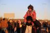 En syrisk mand bærer sin datter ud af det østlige Aleppo under evakueringen. Foto: Thiqa News via AP
