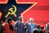 Nelson Mandela sammen med sin daværende hustru, Winnie, og kommunistlederen Joe Slovo på et partimøde i 1990. Arkivfoto: Greg Marinovich/Polaris