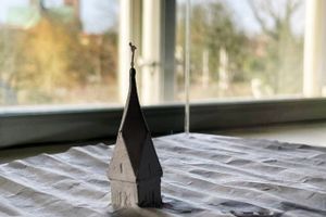 Udstillingen "På dybt vand" er i sin første udgave sat op i Ribe, hvilket geografisk set synes både konsekvent og naturligt, da netop Ribe Kunstmuseum befinder sig i et område, som historisk har været ramt af stormfloder.
