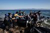 Flygtninge fra Syrien og Afghanistan ankommer til stranden på Lesbos. Fra de græske øer går turen videre op gennem Europa. Foto: Niels Hougaard