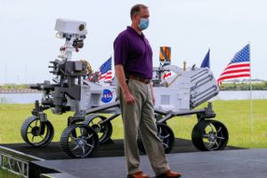 Jim Bridenstine fra NASA med en kopi af Mars 2020 Perseverance Rover. Foto: Joe Skipper/Reuters
