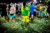 Skuffelsen og afmagten over nedturen hang tykt over Copacabana-stranden, hvor i tusindvis af brasilianske tilhængere var mødt op for at se kampen. Foto: Steffen Stubager