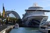 Krydstogtskibet "Ruby Princess" ankom torsdag med mindst 13 personer, der havde følt sig dårlige og var blevet testet for coronavirus om bord. De øvrige af de i alt 2700 passagerer fik lov til at komme i land uden sundhedstjek eller temperaturmåling. Foto: Dean Lewins/via Reuters