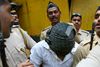 En af de fire fængslede for en gruppevoldtægt i Mumbai føres væk af politiet.