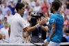 Novak Djokovic og Gaël Monfils takker af efter den noget besynderlige kamp. Foto: Julio Cortez/AP
