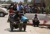 Ifølge FN er 100.000 flygtet fra Ramadi den seneste måned og 8.000 siden i fredags. Billedet er taget lørdag, umiddelbart inden at byen faldt. Foto: Hadi Mizban/AP