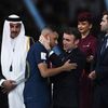 Emmanuel Macron forsøgte at trøste Kylian Mbappe efter VM i 2022, hvor også Qatars emir, Sheikh Tamim bin Hamad Al Thani, var til stede under præmieceremonien. Foto: Dylan Martinez 
