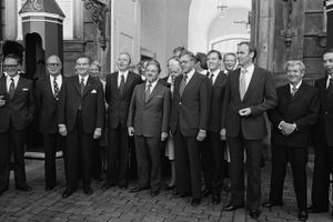 Den 31. august 1978 præsenterede statsminister Anker Jørgensen (S) sin nye SV-regering foran Amalienborg. Det usædvanlige regeringssamarbejde holdt kun 14 måneder, og har ikke været forsøgt gentaget siden. Foto: Erik Gleie