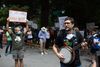 Joe Troop, en banjospiller fra Winston-Salem, synger en sang om at redde det amerikanske postvæsen under en demonstration foran Trumps nyudnævnte postchef Louis DeJoys hjem i Greensboro i North Carolina. Foto: Logan Cyrus / AFP