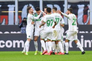 Milan tabte et vigtigt skridt i topstriden, da hjemmekampen mod Sassuolo sluttede med nederlag.