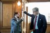 Økonomi- og indenrigsminister Simon Emil Ammitzbøll (LA) og uddannelses- og forskningsminister Søren Pind (V) i samtale under Folketingets åbning første tirsdag i oktober. Foto: Stine Bidstrup