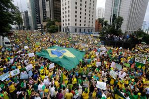 Brasilianerne har tidligere i 2015 været på gaden for at protestere imod præsident Dilma Rousseff og det politiske systems indblanding i Petrobras-skandalen.