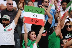 Slutrunden i Qatar har udviklet sig til et VM i budskaber. I centrum står det iranske landshold, der tirsdag møder USA i en kamp, der i forvejen handler om meget mere end fodbold.