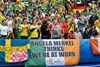 Irerne har humor. Det viser de på og uden for stadion under Euro 2016. Her en kærlig hilsen til Tysklands kansler, Angela Merkel, under kampen mod Sverige: »Angela Merkel tror, vi er på arbejde«. Det er de sådan set også. De tager i hvert fald jobbet med at støvsuge supermarkdederne for alkohol meget seriøst. Foto: Martin Meissner/AP