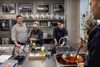 Jesper Koch (tv.) og holdet på restaurant Syttende, der består af otte borde og med plads til 36 gæster, har som mål at jagte Michelin-stjerne nummer to, efter at den første kom til Alsik i efteråret. Foto: Joachim Ladefoged