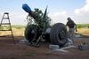 En syrisk oprører i gang med at affyre en hjemmelavet granat, der er lavet af en gasbeholder, i Idlib-provinsen i det nordlige Syrien. Foto: Edlib News Network/AP