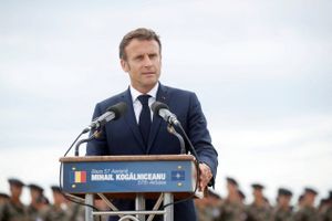 Den franske leder siger, at han vil tage kontakt til den russiske præsident "hver gang det vil være nyttigt".