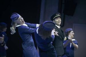 Laus Høybye som falsk pilot, omgivet af sexede stewardesser i ”Catch me if you can”. Foto: Ard Jongsma