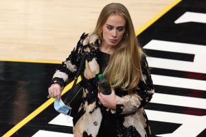 Den britiske sangerinde Adele er tilbage med et nyt album efter seks års musiktavshed. Men man skal ikke regne med at finde en sang som storhittet "Hello" på albummet, siger hun.   