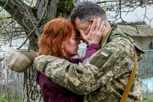 Jyllands-Postens billedredaktør, Brian Karmark, har udvalgt en række fotos fra ét år med krigen og dens konsekvenser i et Ukraine, der tappert kæmper videre. Men med enorme menneskelige ofre.