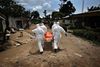 Et særligt ebola-begravelseshold henter en afdød kvinde i en forstad til Liberias hovedstad, Monrovia. Foto: John Moore/Getty Images