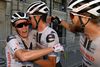 Søren Kragh Andersen bliver lykønsket af holdkammeraterne med Tiesj Benoot i spidsen, som danskeren undervejs kom til at jagte ved en fejl. Det så dog ud til at være tilgivet, mens Søren Kragh Andersen nærmest tiltede omkuld af glæde og udmattelse. Foto: Franck FAUGERE / POOL / AFP)