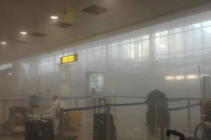 Røg og støv fyldte afgangshallen i Zaventem-lufthavn, hvor eksplosionerne fandt sted. Angrebet ramte kort før kl. 8.00 tirsdag morgen. 