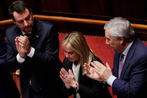 Italiens nye regering, der blev taget i ed lørdag, har som ventet klaret sig igennem to tillidsafstemninger.