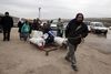 En syrer trækker af sted med sine ejendele efter at være blevet befriet fra Aleppo. Foto: AP