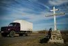 Ved landsbyen Hrabove i det østlige Ukraine er der rejst et mindesmærke over ofrene for nedskydningen af MH17. Arkivfoto: Mstyslav Chernov/AP