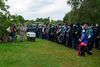 Flere hundrede mødte op på Vestre Kirkegård den 20. august for at tage afsked med en 22-årig mand, der den 6. august blev fundet dræbt af skud i en bil i Vårkjærparken i Viby. Foto: Marie Ravn
